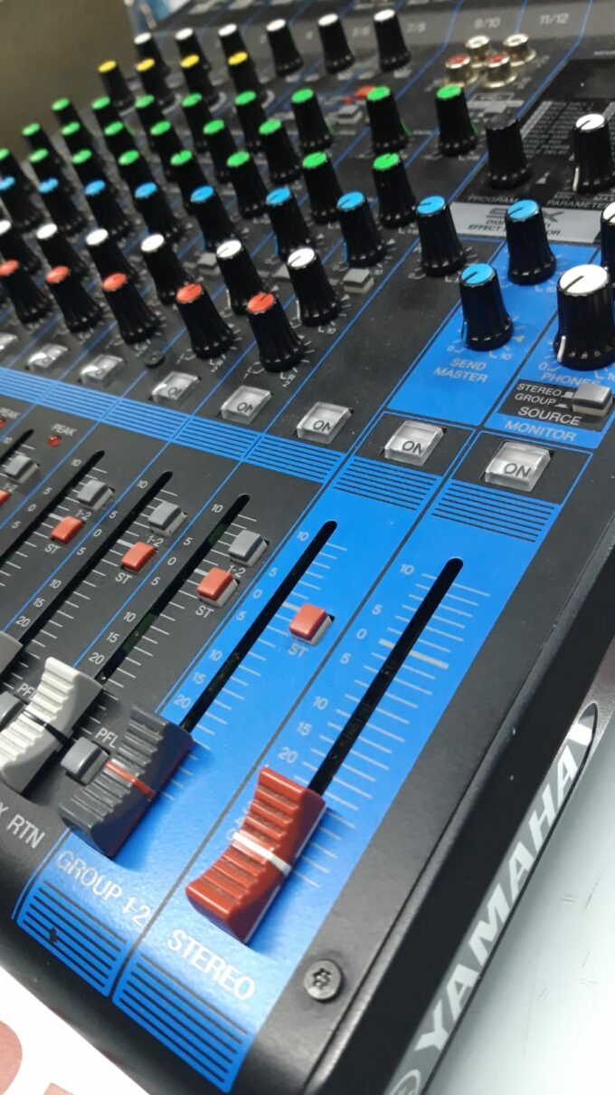 Yamaha Mixer MG12XU usato