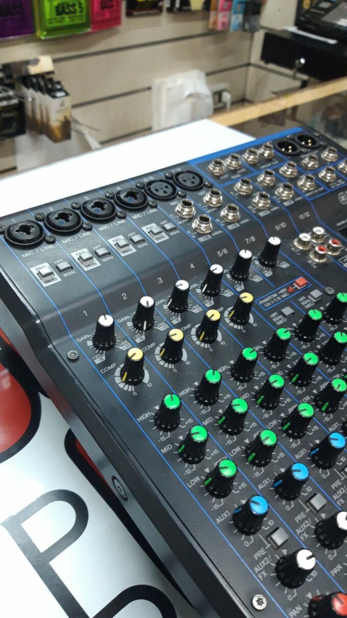 Yamaha Mixer MG12XU usato